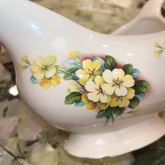 Beautiful Porcelain Gravy Dish 🌸 hand glazed… Great condition! - Picture 3 of 4